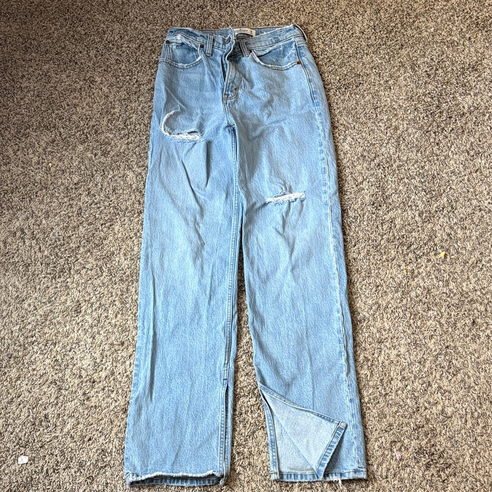 Abercrombie 90s relaxed Jena high rise. Slit seam at bottom. 26 Long